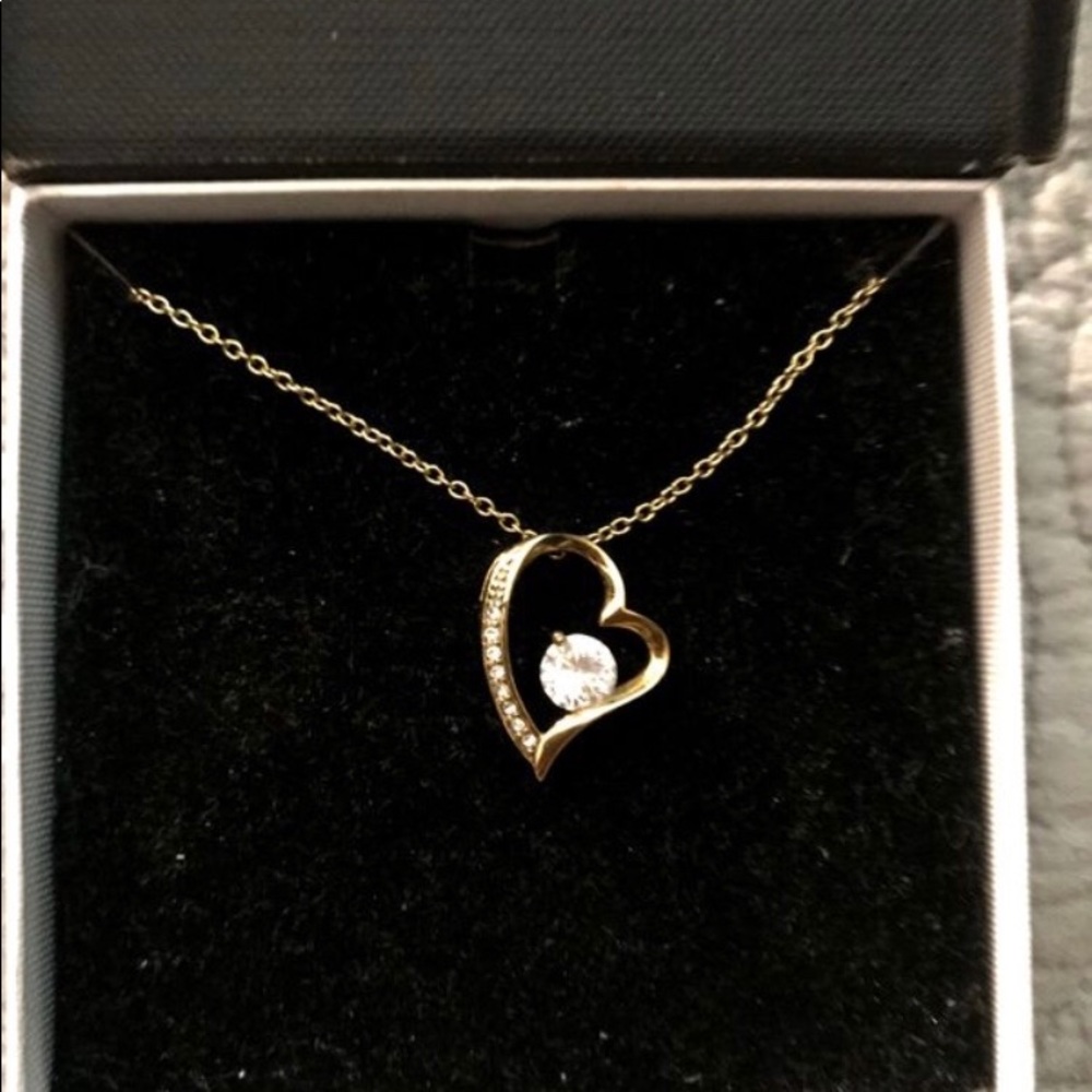 Fashionable women’s necklace